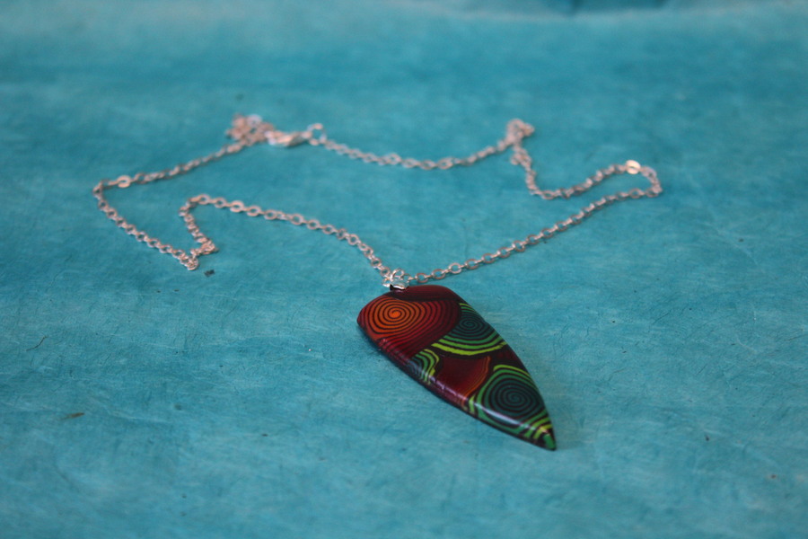 Collier-Chaine-Argente-Petit-Blason-Polymere-Spirales-Degrade-Vert-Rouge
