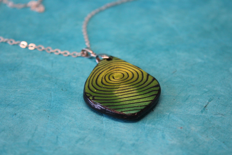 Collier-Chaine-Argente-Polymere-Degrade-Vert-Jaune-Spirale-Noir-1
