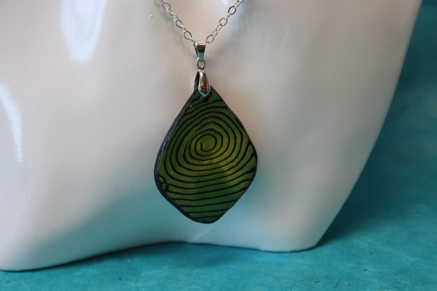Collier-Chaine-Argente-Polymere-Degrade-Vert-Jaune-Spirale-Noir-3