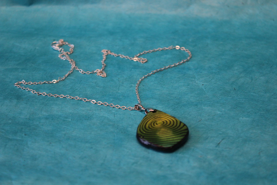 Collier-Chaine-Argente-Polymere-Degrade-Vert-Jaune-Spirale-Noir