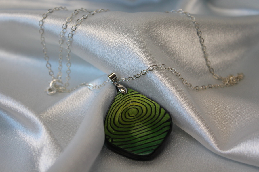 Collier-Chaine-Argente-Polymere-Degrade-Vert-Jaune-Spirale-Noir-4