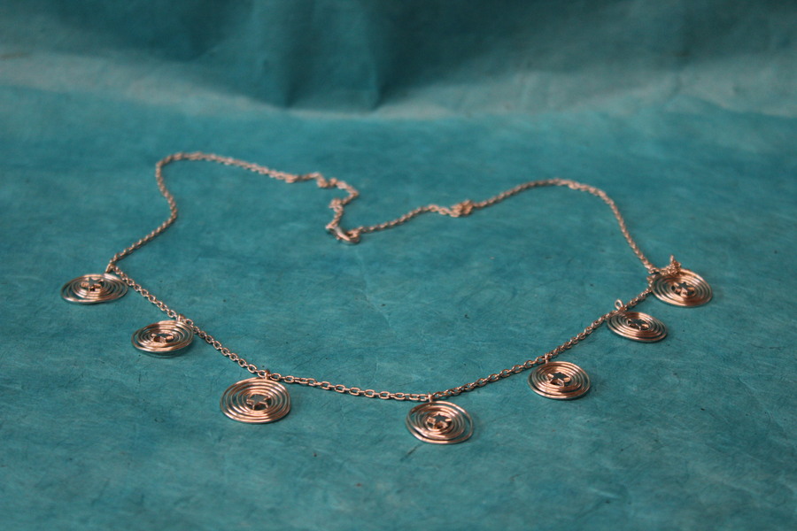 Collier-Fil-Cuivre-Argente-Spirales-Perles-Etoiles