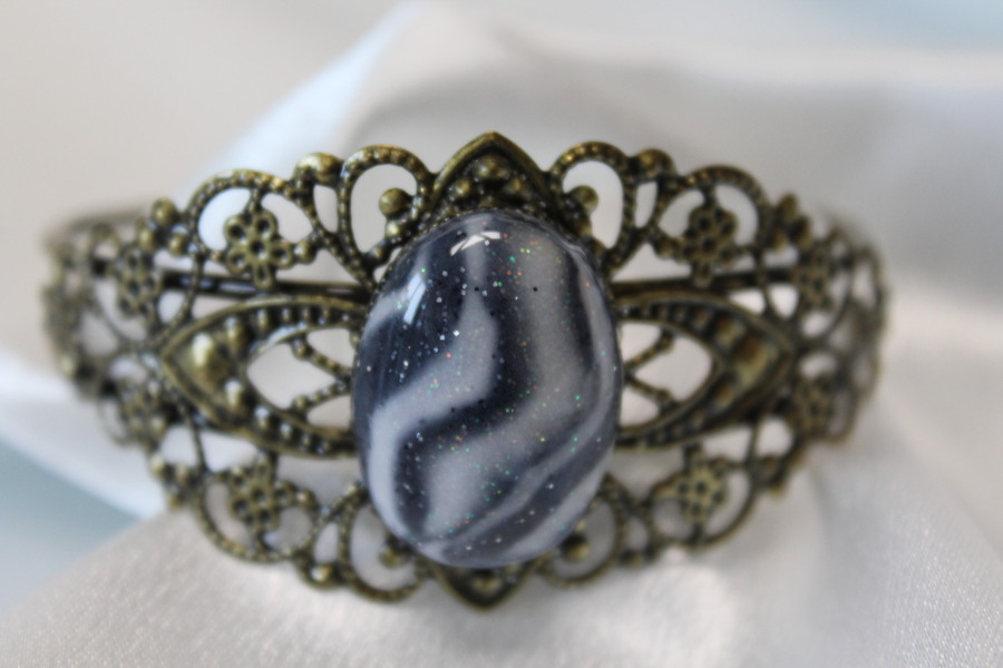 Bracelet-Reglable-Acier-Bronze-Cabochon-Polymere-Noir-Blanc-1