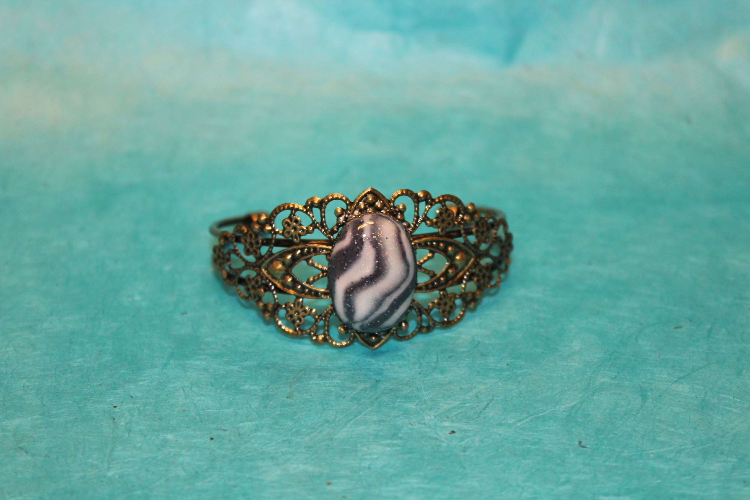 Bracelet-Reglable-Acier-Bronze-Cabochon-Polymere-Noir-Blanc-7