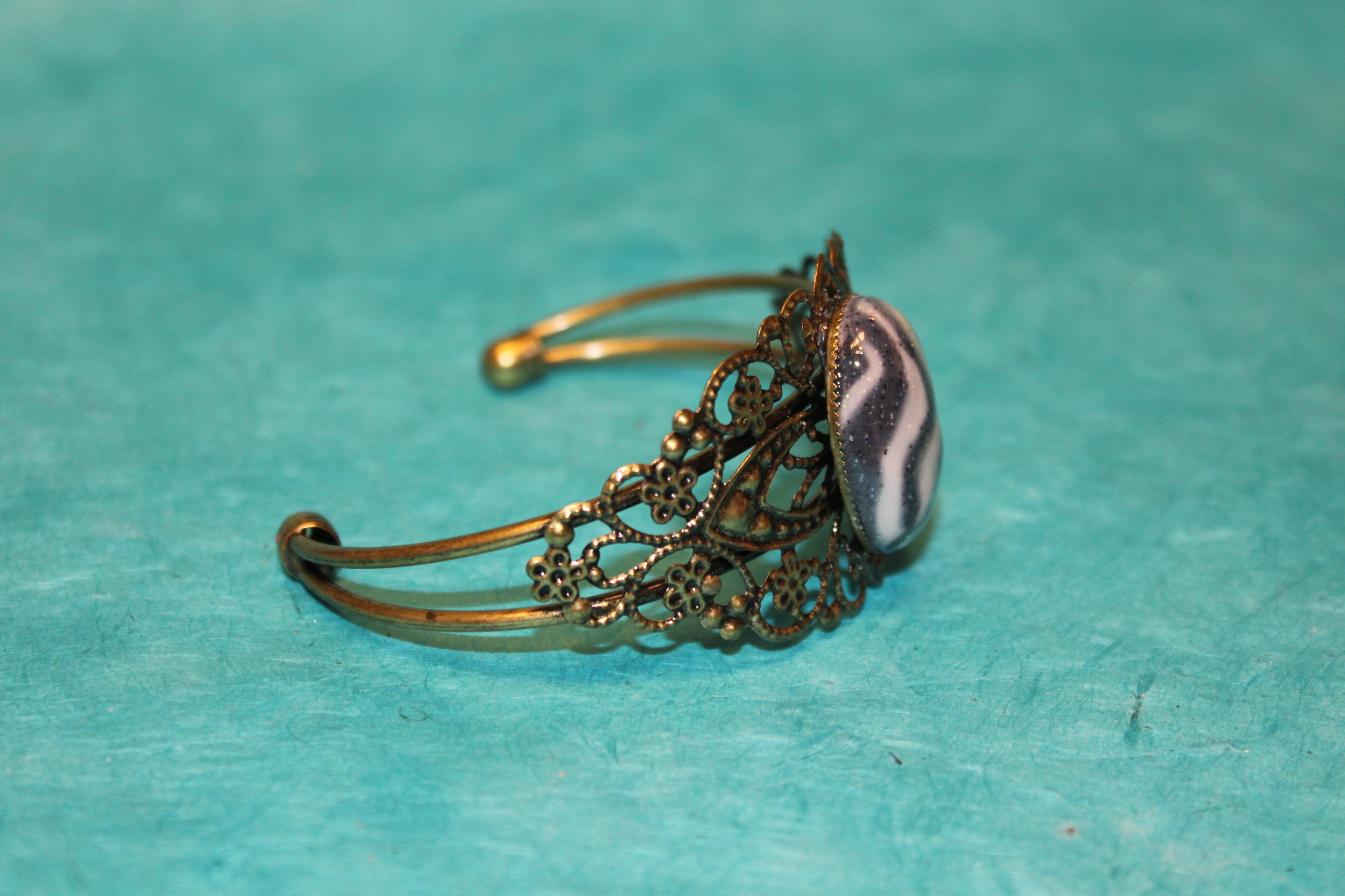 Bracelet-Reglable-Acier-Bronze-Cabochon-Polymere-Noir-Blanc-9