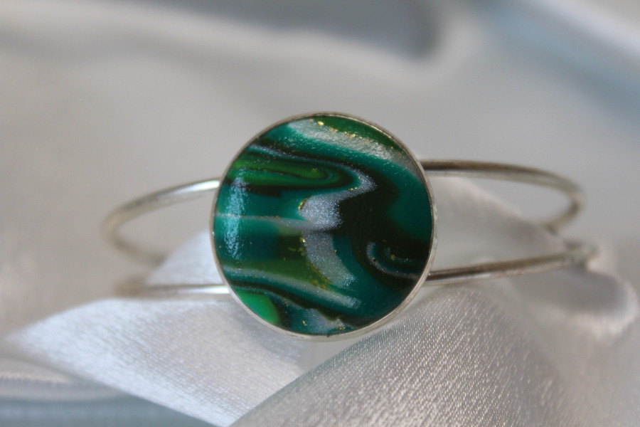 Bracelet-Reglable-Acier-Argente-Cabochon-Polymere-Degrade-Verts-1