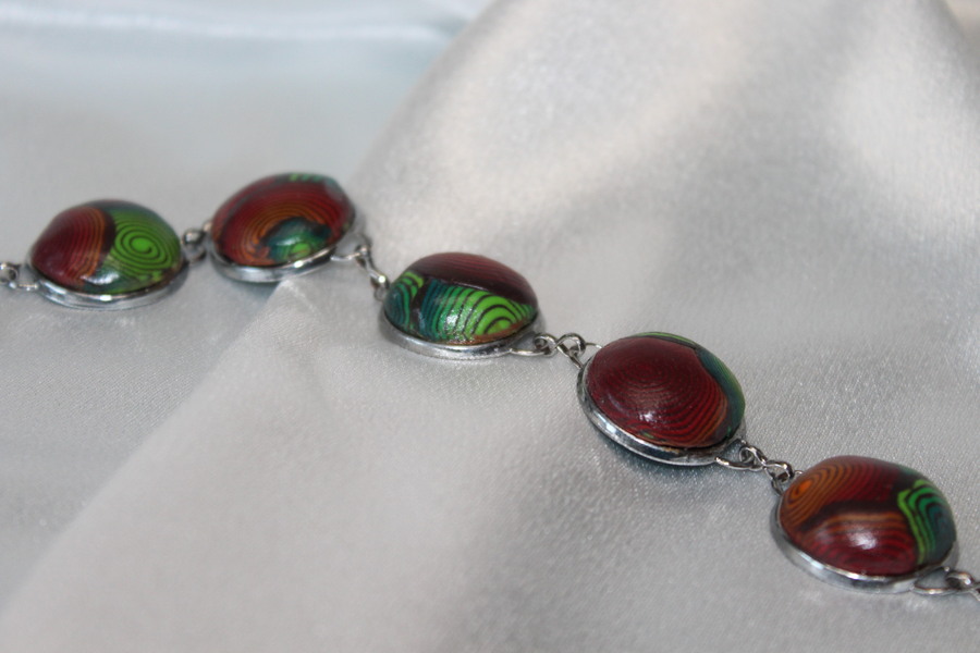 Bracelet-Acier-Argente-Cabochon-Rond-Polymere-Spirales-Multicolores-1