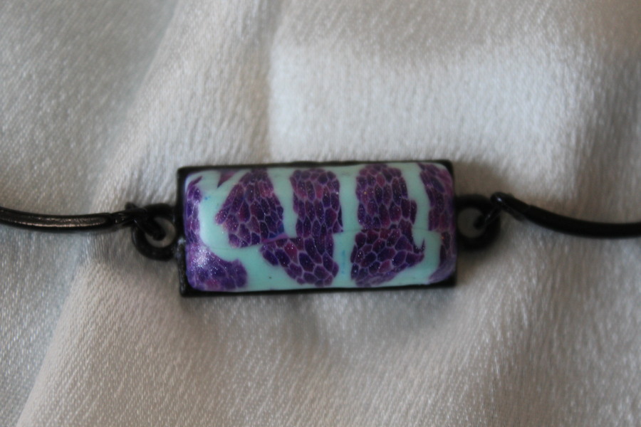 Bracelet-Acier-Noir-Cabochon-Rectangulaire-Polymere-Bleu-Violet-1