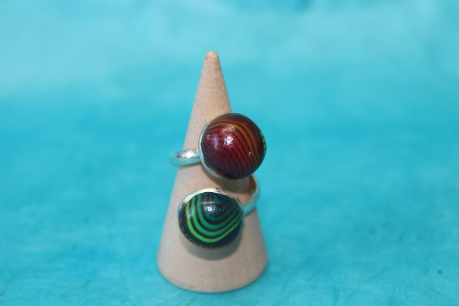 Bague-Reglable-Acier-2 Cabochon-Polymere-Degrades-verts-Rouges (3)