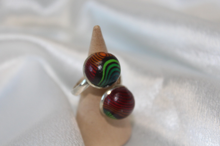 Bague-Reglable-Acier-2 Cabochon-Polymere-Degrades-verts-Rouges-1