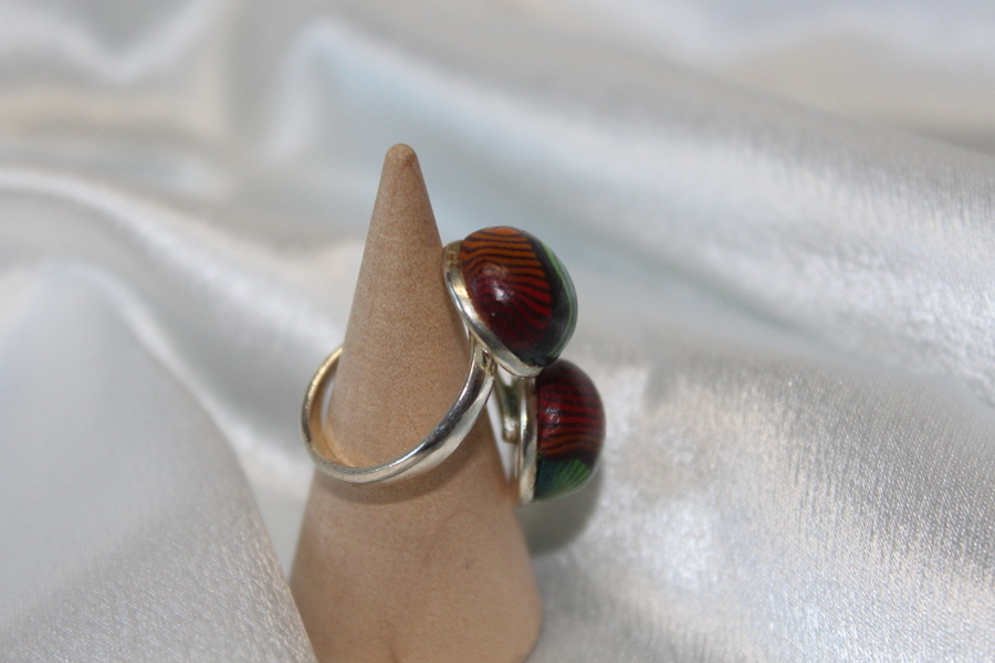 Bague-Reglable-Acier-2 Cabochon-Polymere-Degrades-verts-Rouges (2)