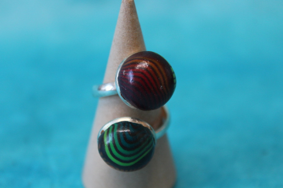 Bague-Reglable-Acier-2 Cabochon-Polymere-Degrades-verts-Rouges (4)