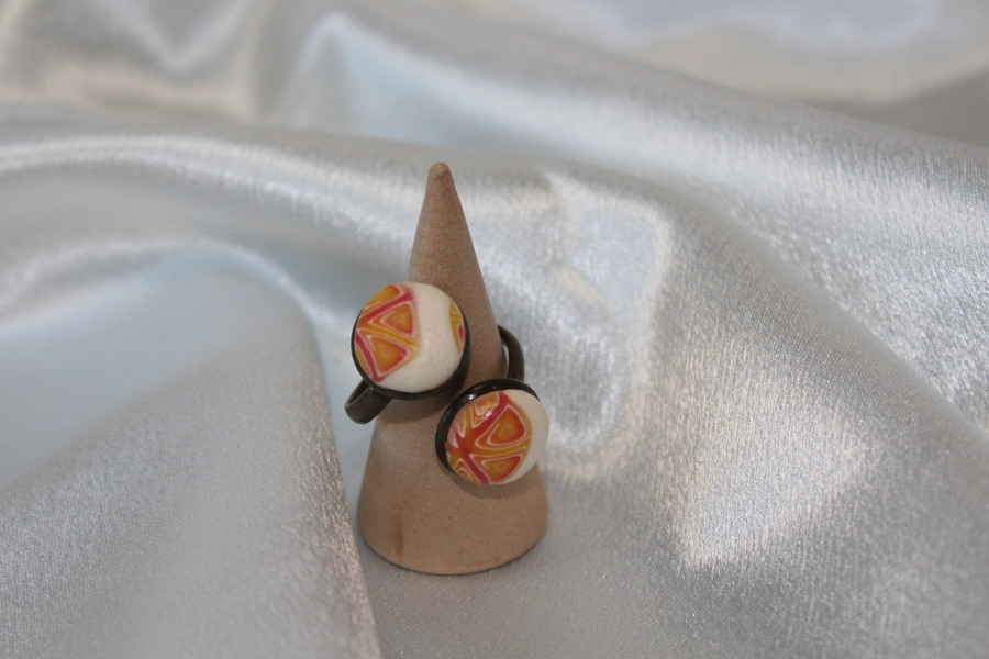 Bague-Acier-Cuivre-Reglable-2 Cabochons-Polymere-Orange-Blanc