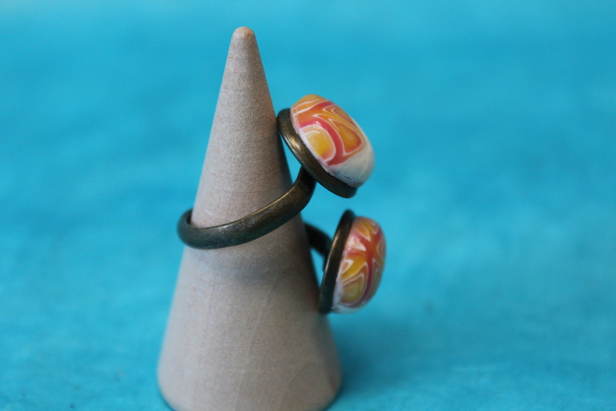 Bague-Acier-Cuivre-Reglable-2 Cabochons-Polymere-Orange-Blanc (5)