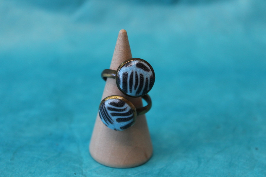 Bague-Acier-Cuivre-Reglable-2 Cabochons-Polymere-Bleu-Noir (3)
