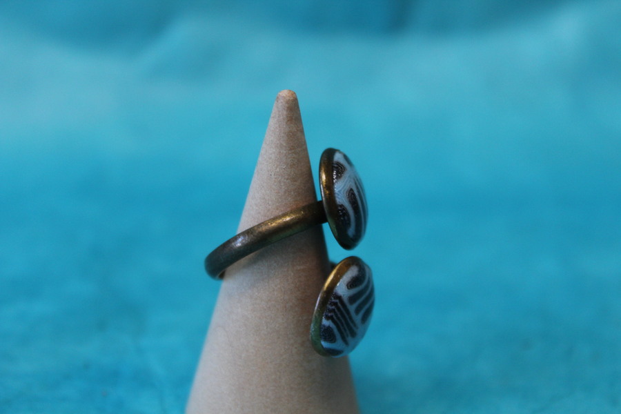 Bague-Acier-Cuivre-Reglable-2 Cabochons-Polymere-Bleu-Noir (6)