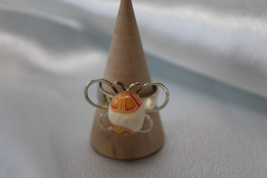 Bague-Reglable-Papillon-Cabochon-Polymere-Blanc-Orange-1