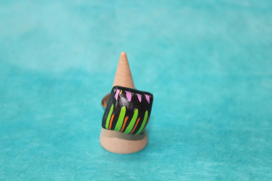 Bague-Reglable-Carre-Polymere-Rayures-Multicolores