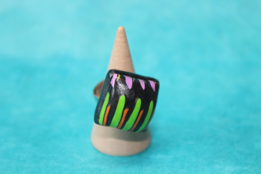 Bague-Reglable-Carre-Polymere-Rayures-Multicolores-1