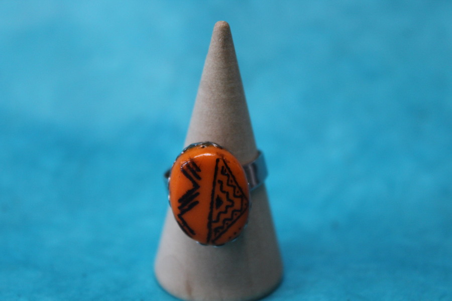 Bague-Acier-Reglable-Polymere-Orange-Motif-Noir (4)