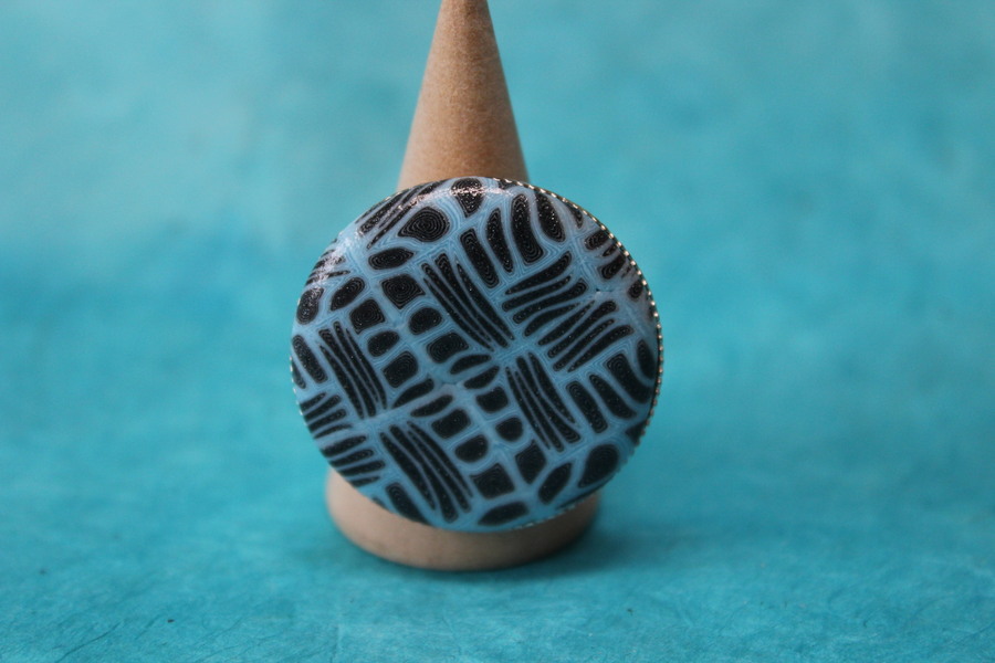 Bague-Reglable-Acier-Cabochon-Rond-Polymere-Noir-Bleu (5)
