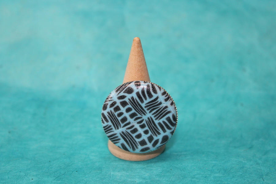 Bague-Reglable-Acier-Cabochon-Rond-Polymere-Noir-Bleu (4)