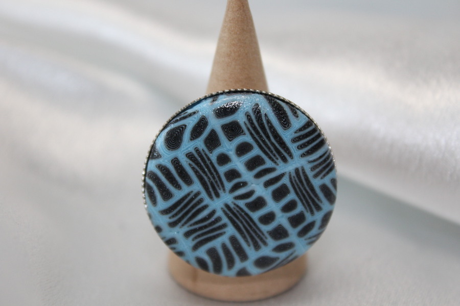 Bague-Reglable-Acier-Cabochon-Rond-Polymere-Noir-Bleu (2)