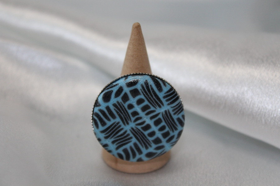 Bague-Reglable-Acier-Cabochon-Rond-Polymere-Noir-Bleu-1