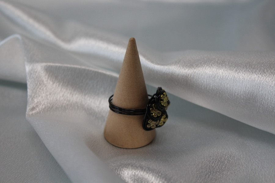 Bague-Fil-Alu-Noir-Perles-Acier-Dore-1