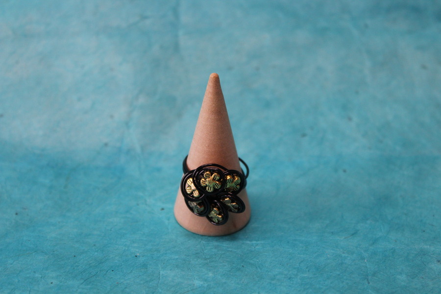 Bague-Fil-Alu-Noir-Perles-Acier-Dore (2)