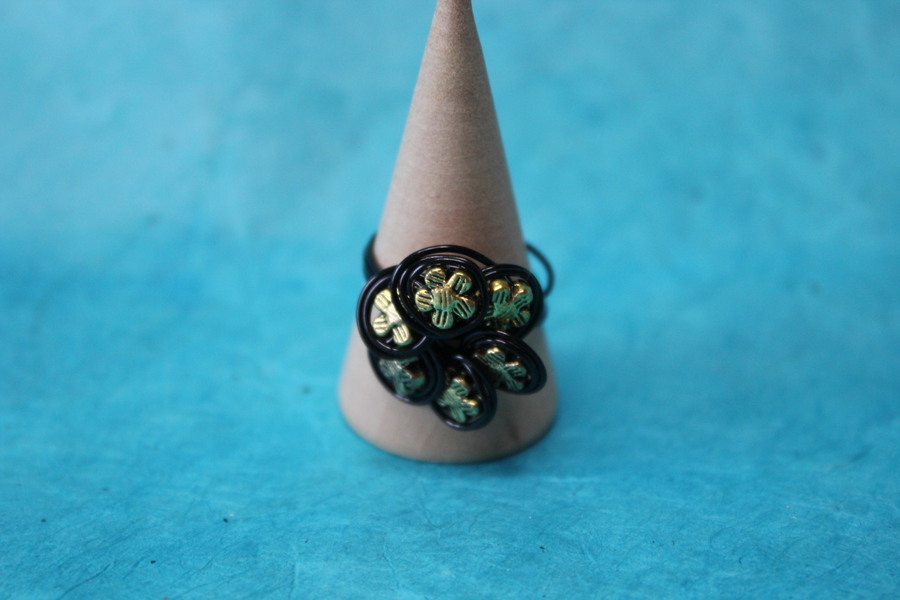 Bague-Fil-Alu-Noir-Perles-Acier-Dore (3)