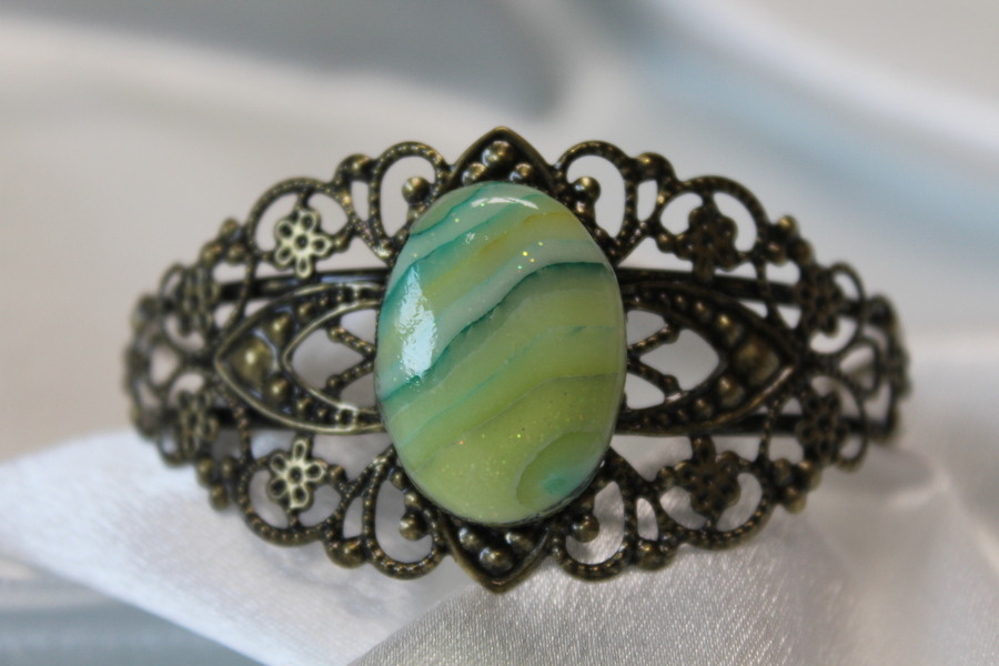 Bracelet-Reglable-Acier-Bronze-Cabochon-Plymere-Verts-1