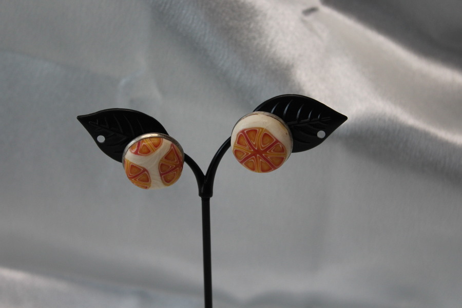 Boucle-Oreille-Acier-Argente-Clou-Oreille-Polymere-Orange-Blanc-1