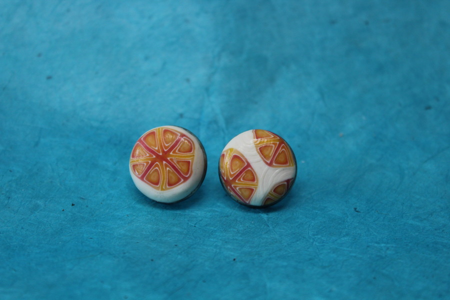 Boucle-Oreille-Acier-Argente-Clou-Oreille-Polymere-Orange-Blanc-2