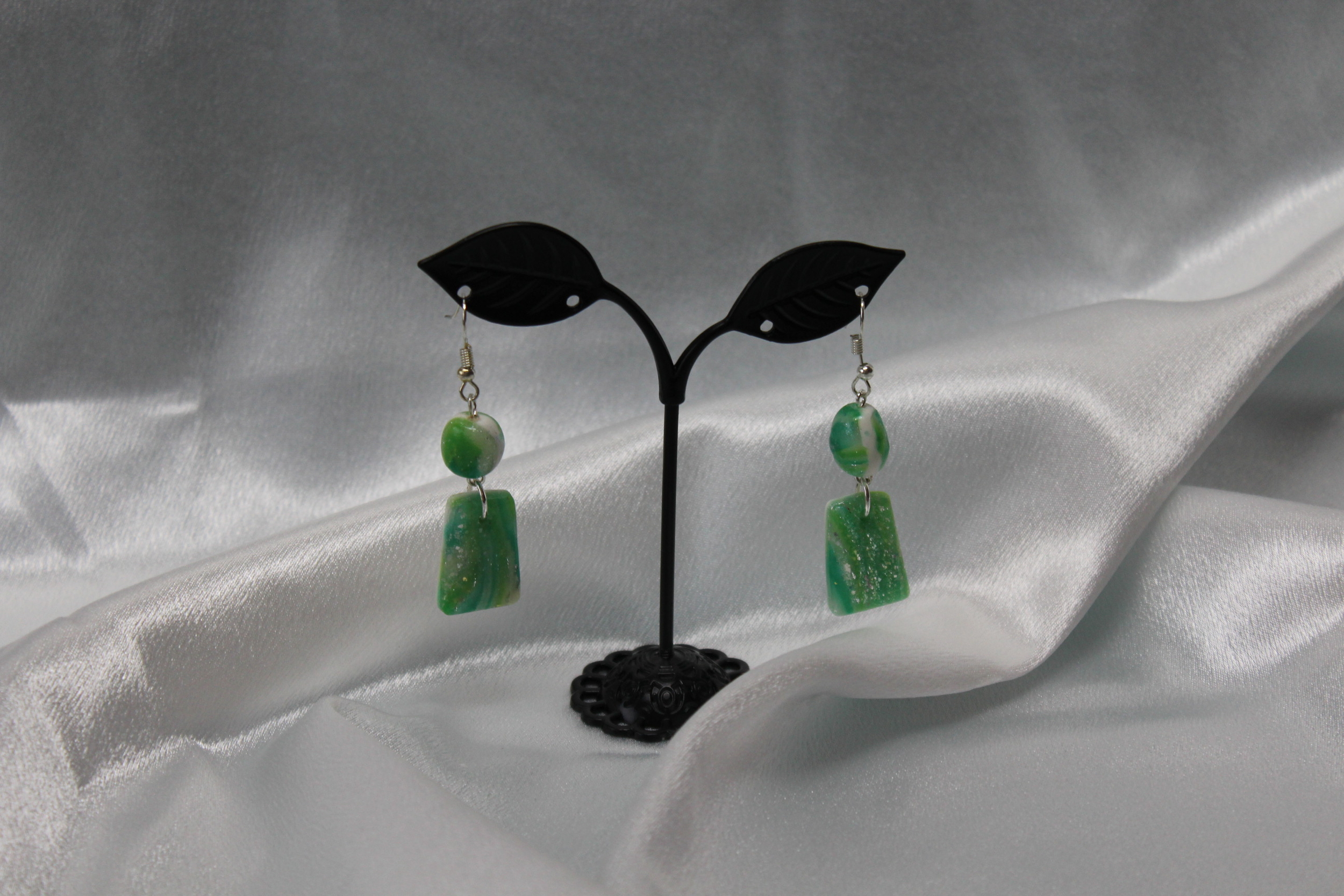 Boucle-oreille-Trapeze-Polymere-Marbrure-Blanche-Verte
