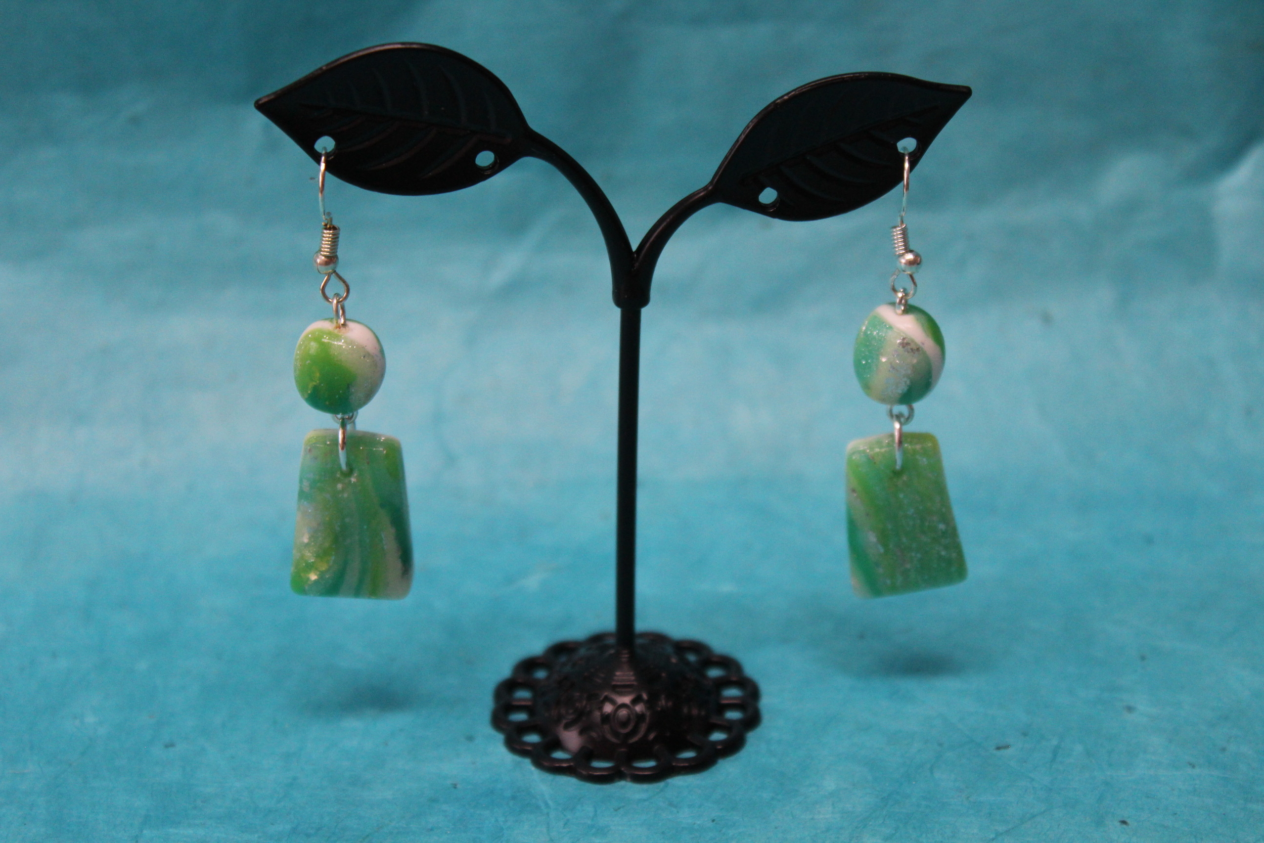 Boucle-oreille-Trapeze-Polymere-Marbrure-Blanche-Verte (3)