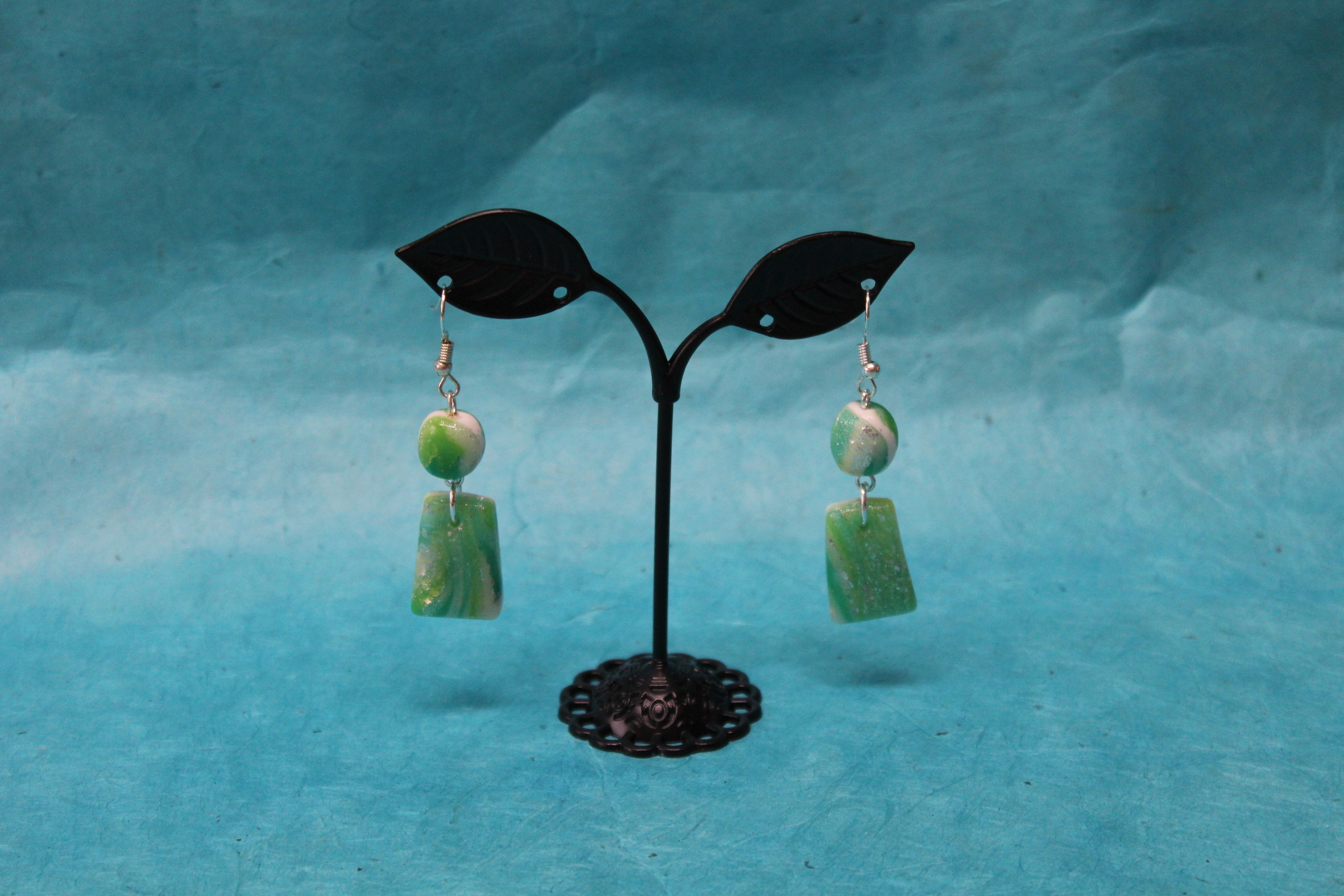 Boucle-oreille-Trapeze-Polymere-Marbrure-Blanche-Verte (4)