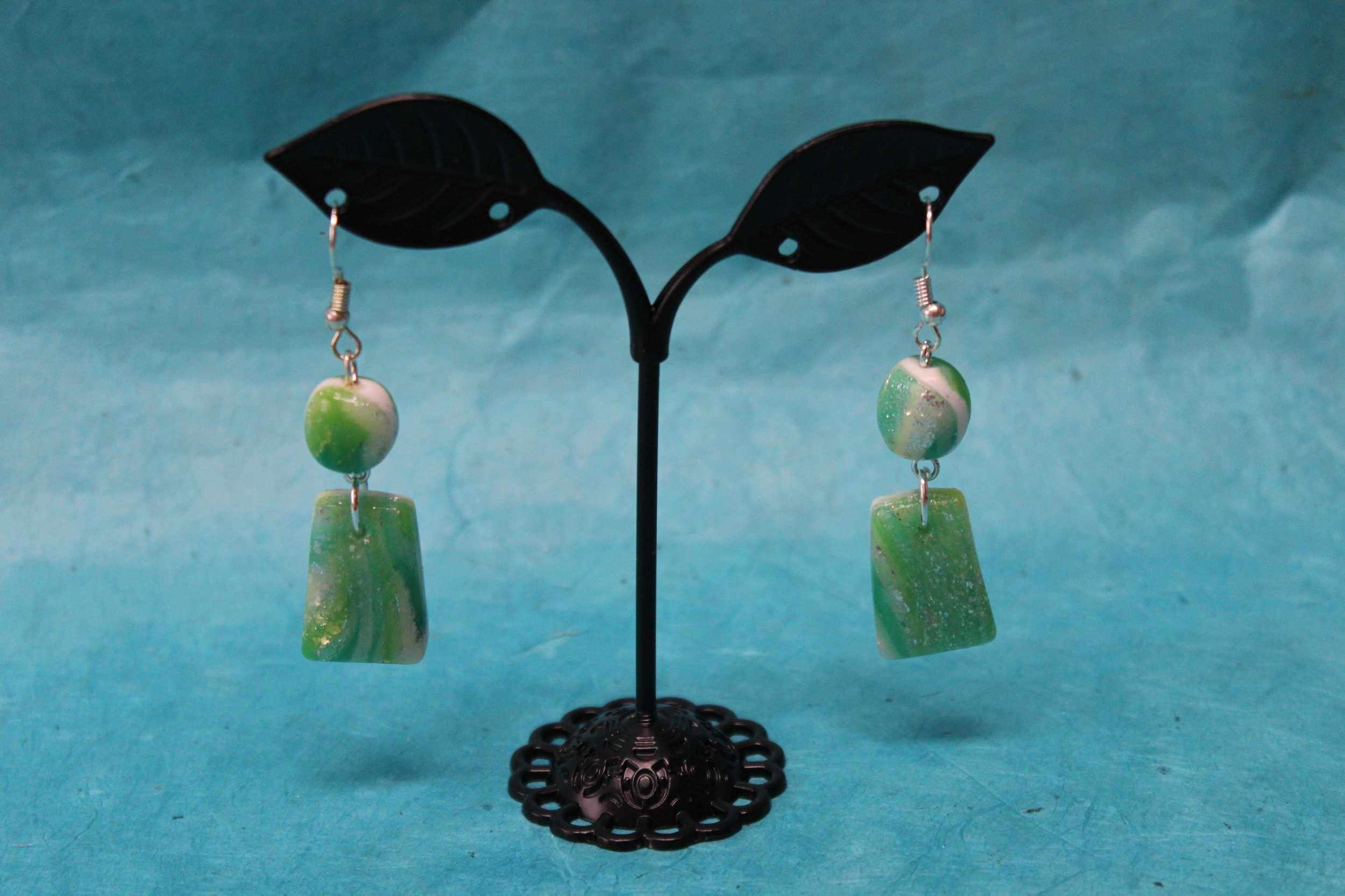 Boucle-oreille-Trapeze-Polymere-Marbrure-Blanche-Verte (5)