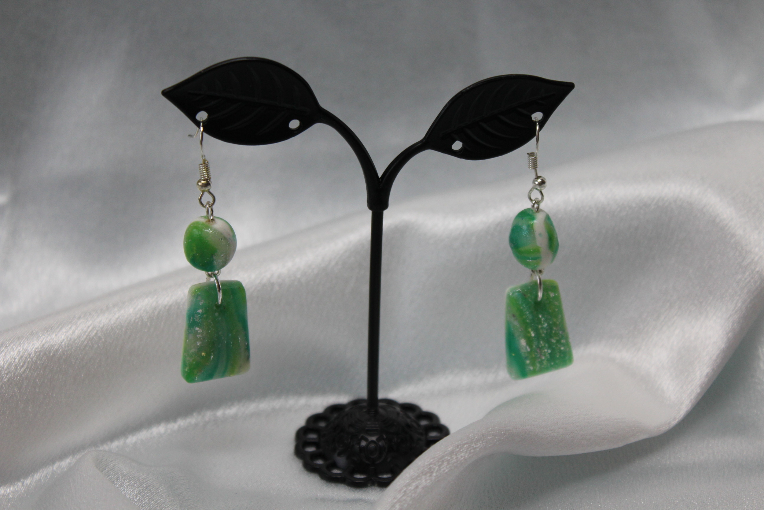 Boucle-oreille-Trapeze-Polymere-Marbrure-Blanche-Verte (2)