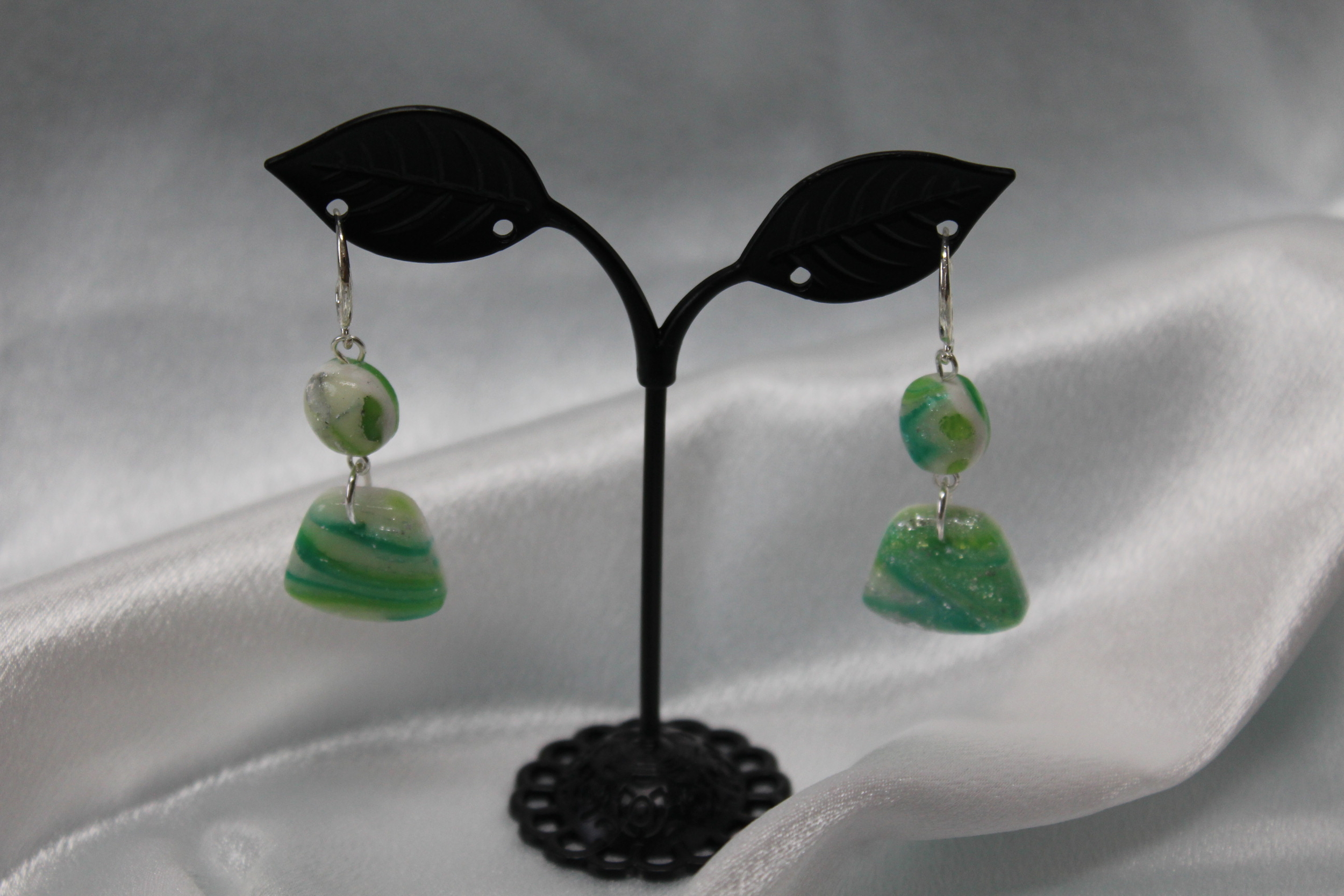 Boucle-Oreille-Polymere-Pendente-Marbrure-Blanche-Verte (3)