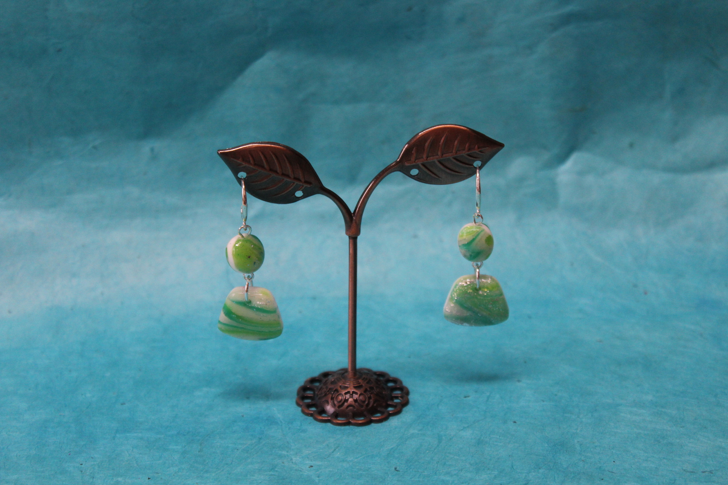 Boucle-Oreille-Polymere-Pendente-Marbrure-Blanche-Verte