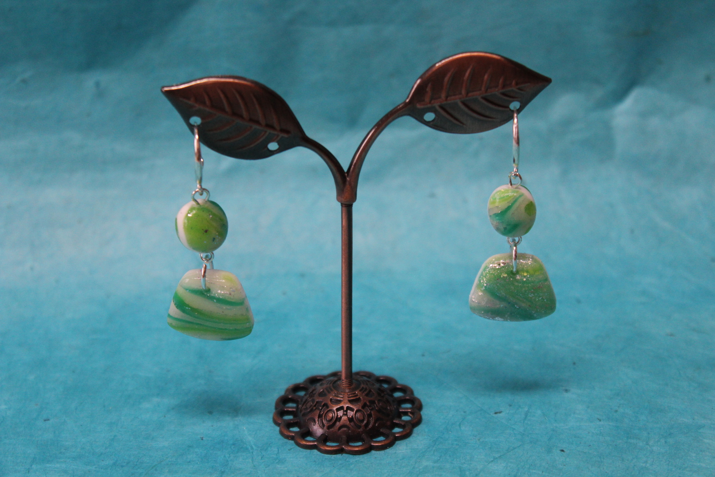 Boucle-Oreille-Polymere-Pendente-Marbrure-Blanche-Verte (2)