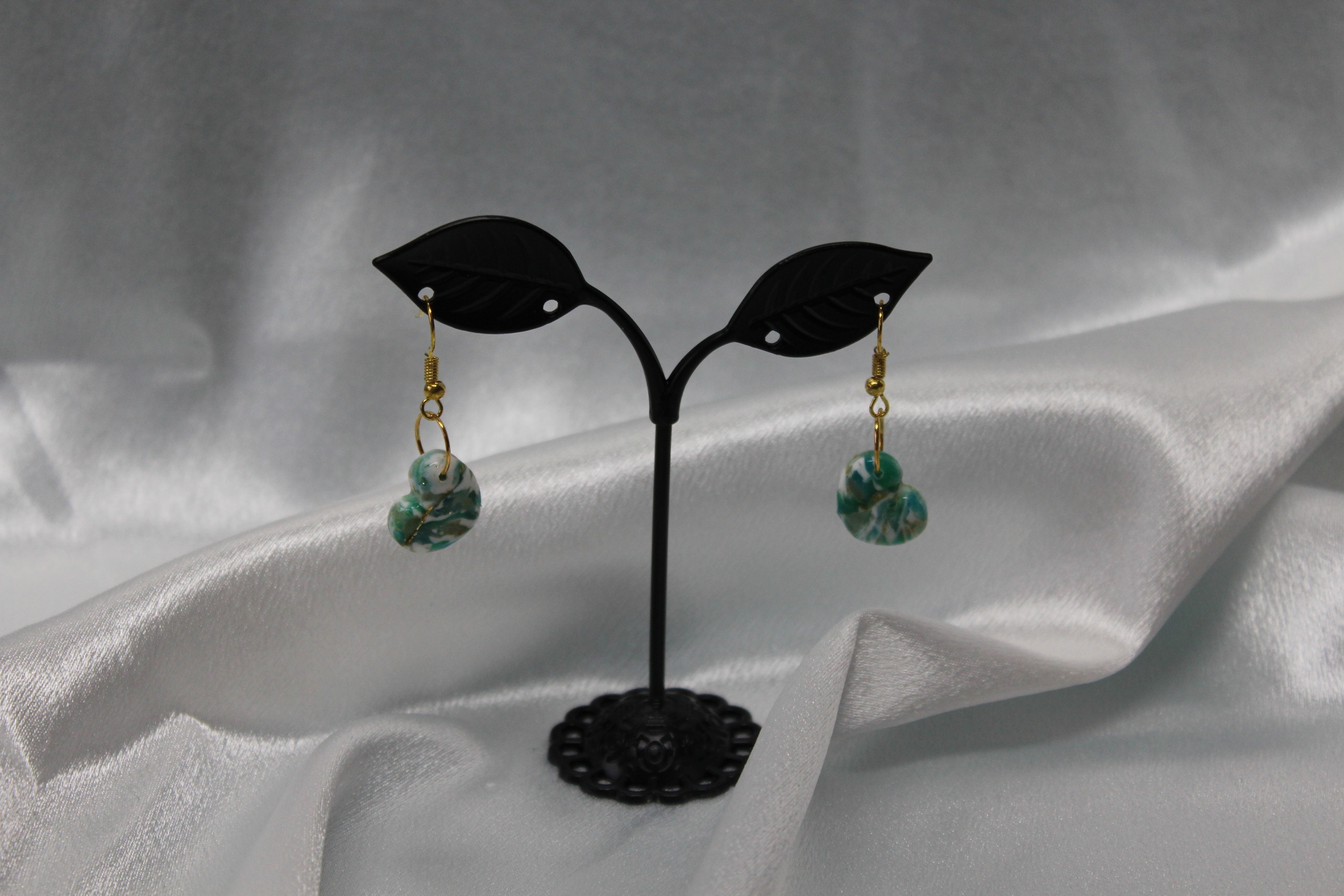 Boucle-Oreille-Coeur-Polymere-Marbrure-Blanche-Verte