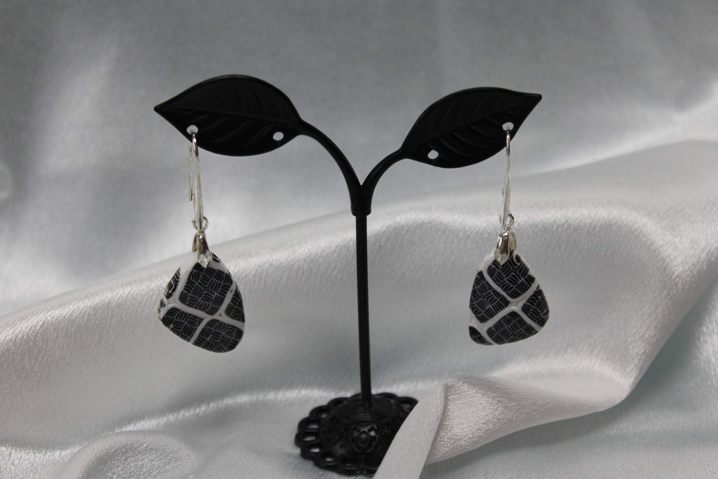 Boucle-oreille-Triangle-Polymere-Pied-Poule (5)
