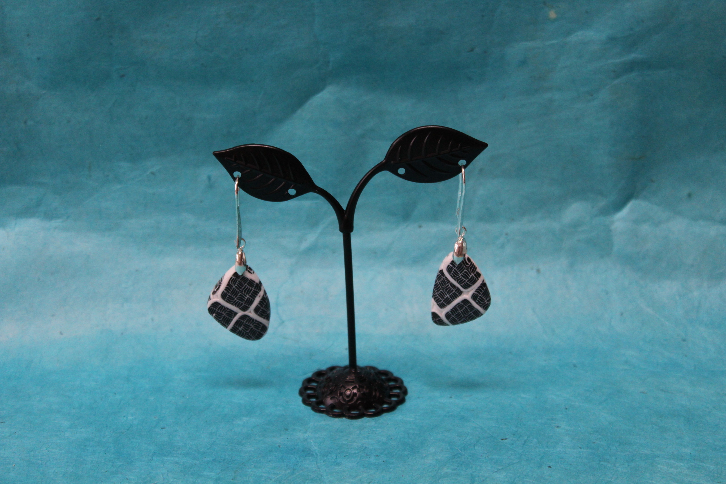 Boucle-oreille-Triangle-Polymere-Pied-Poule (2)