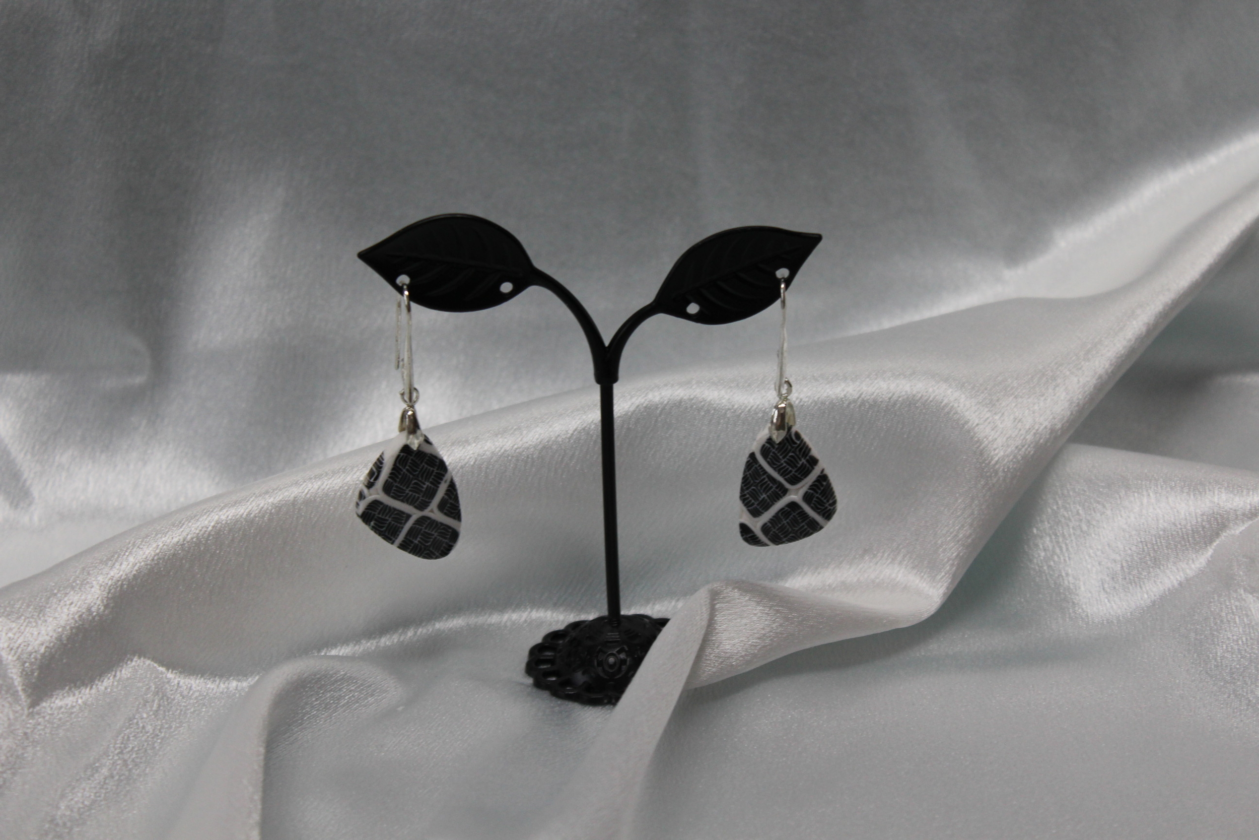 Boucle-oreille-Triangle-Polymere-Pied-Poule (4)