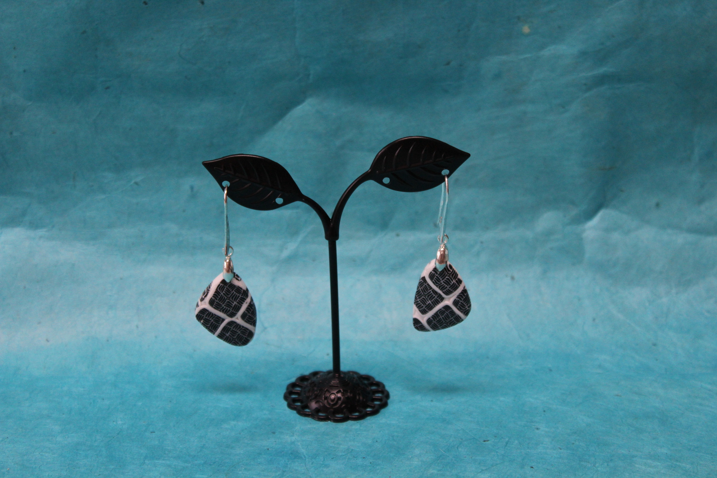 Boucle-oreille-Triangle-Polymere-Pied-Poule