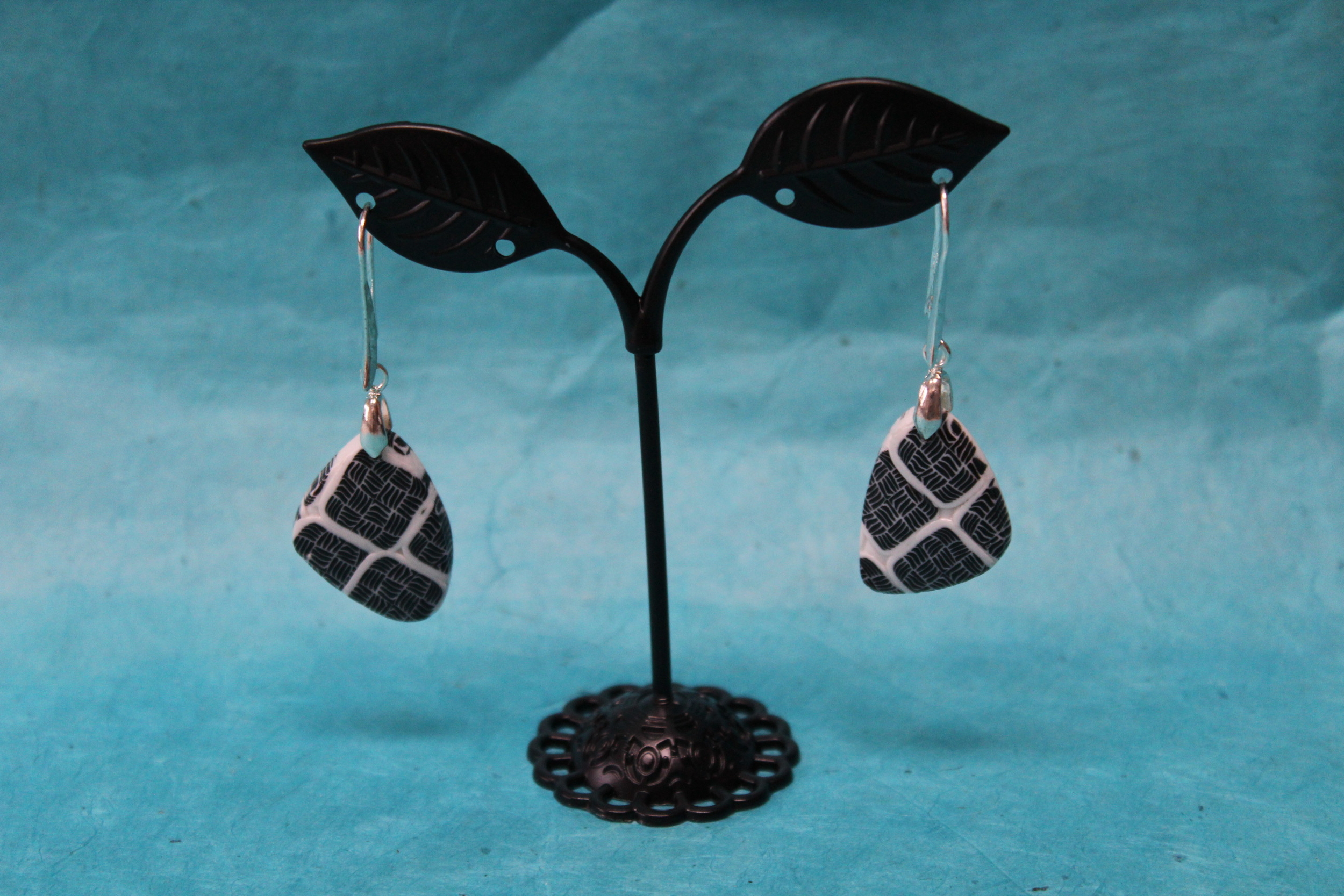 Boucle-oreille-Triangle-Polymere-Pied-Poule (3)