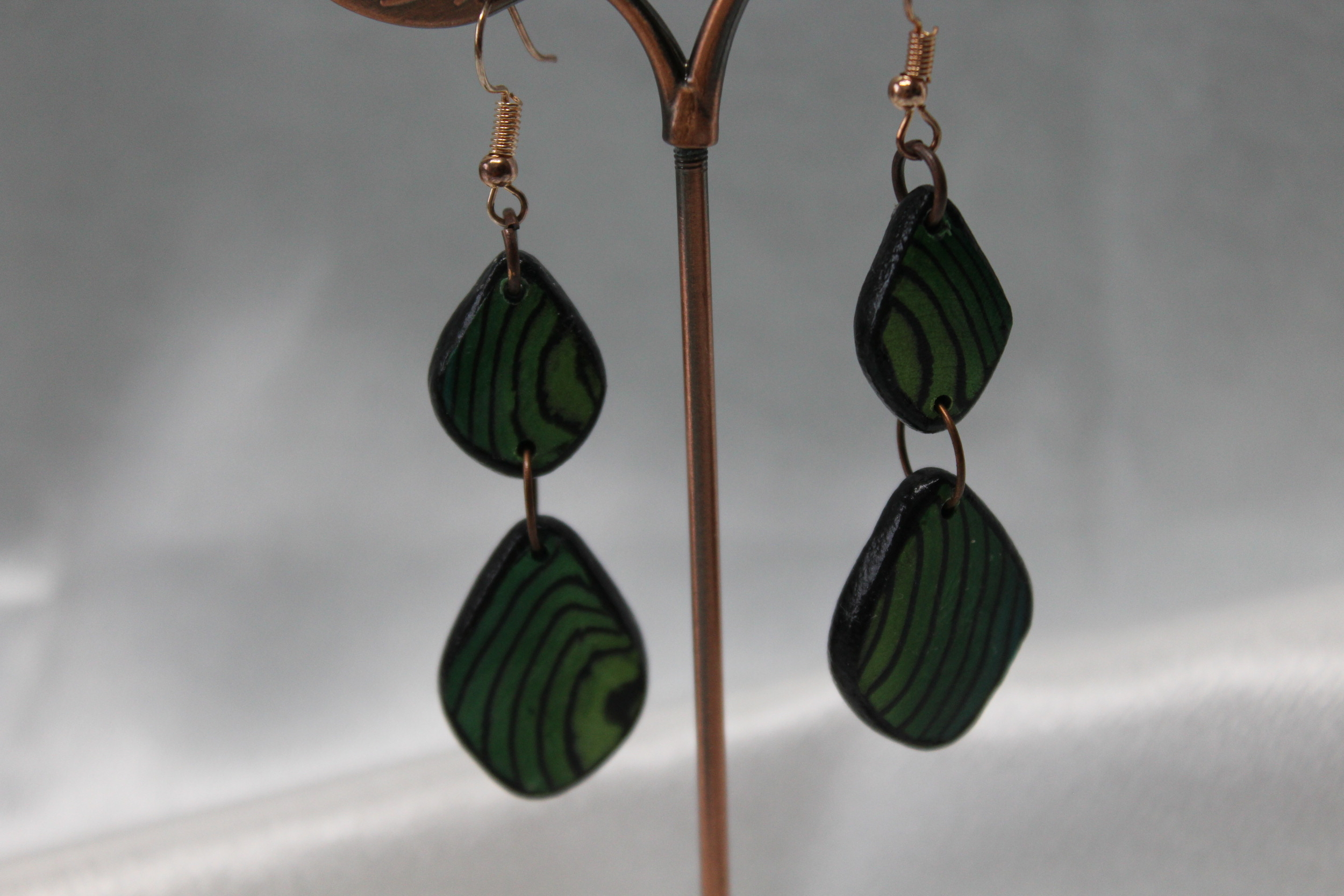 Boucle-Oreille-Pendente-Polymere-Marbrure-Verte-Noir (3)