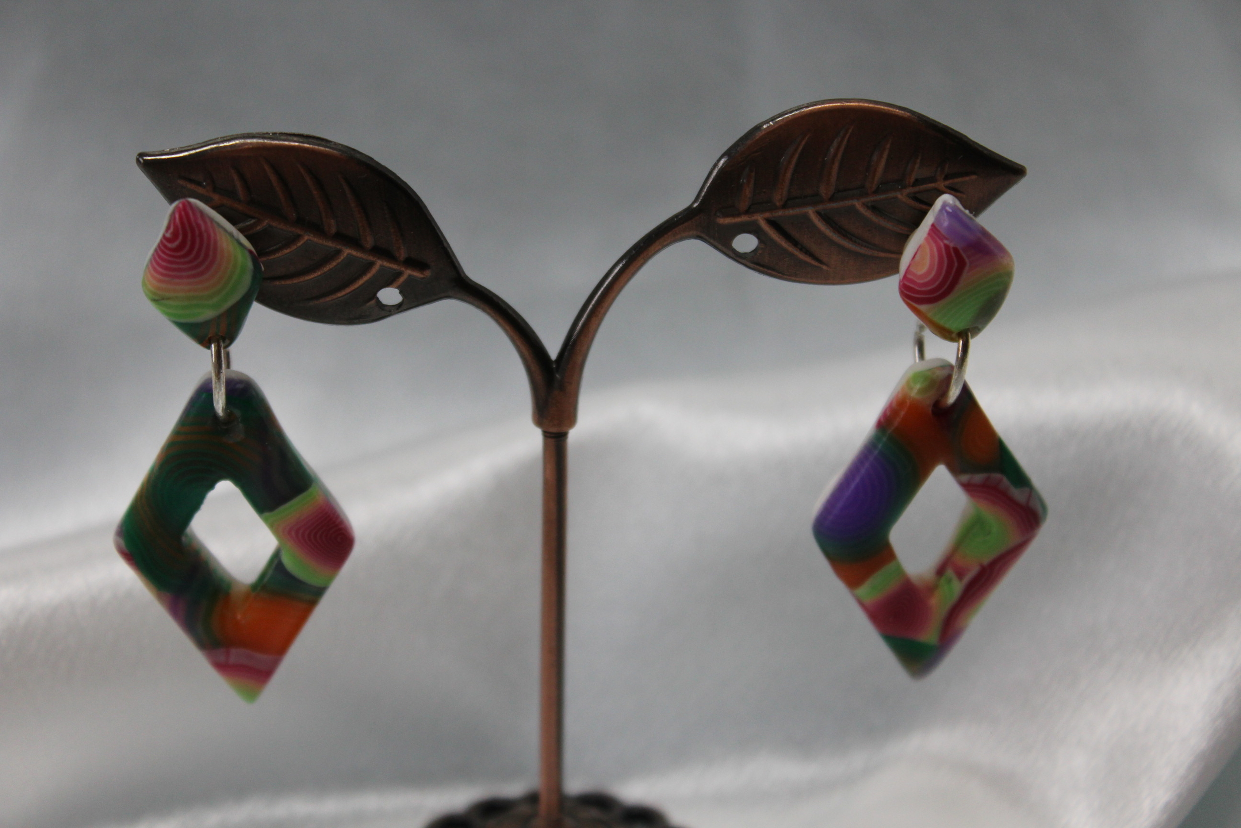 Boucle-Oreille-Pendente-Triangle-Creux-Polymere-Multicolores (3)